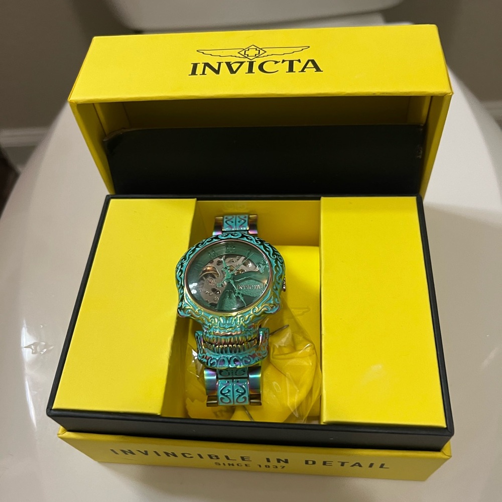 Men’s Iridescent Invicta watch